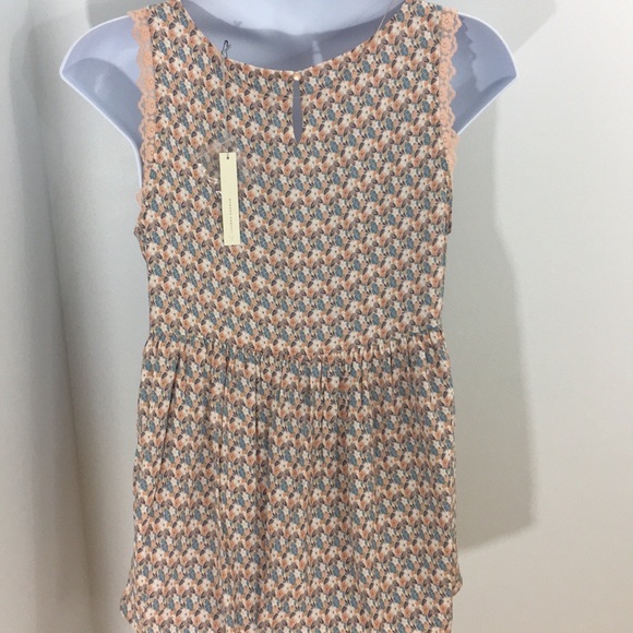 Looking Easy and Breezy - Picture 6 of 8